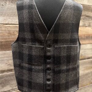MENS Filson Black and Gray Mackinaw Vest